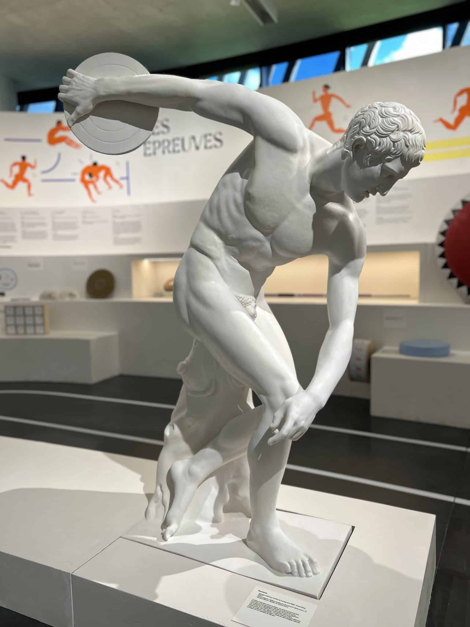 Sculpture Discobole statue lancer de disque athlete