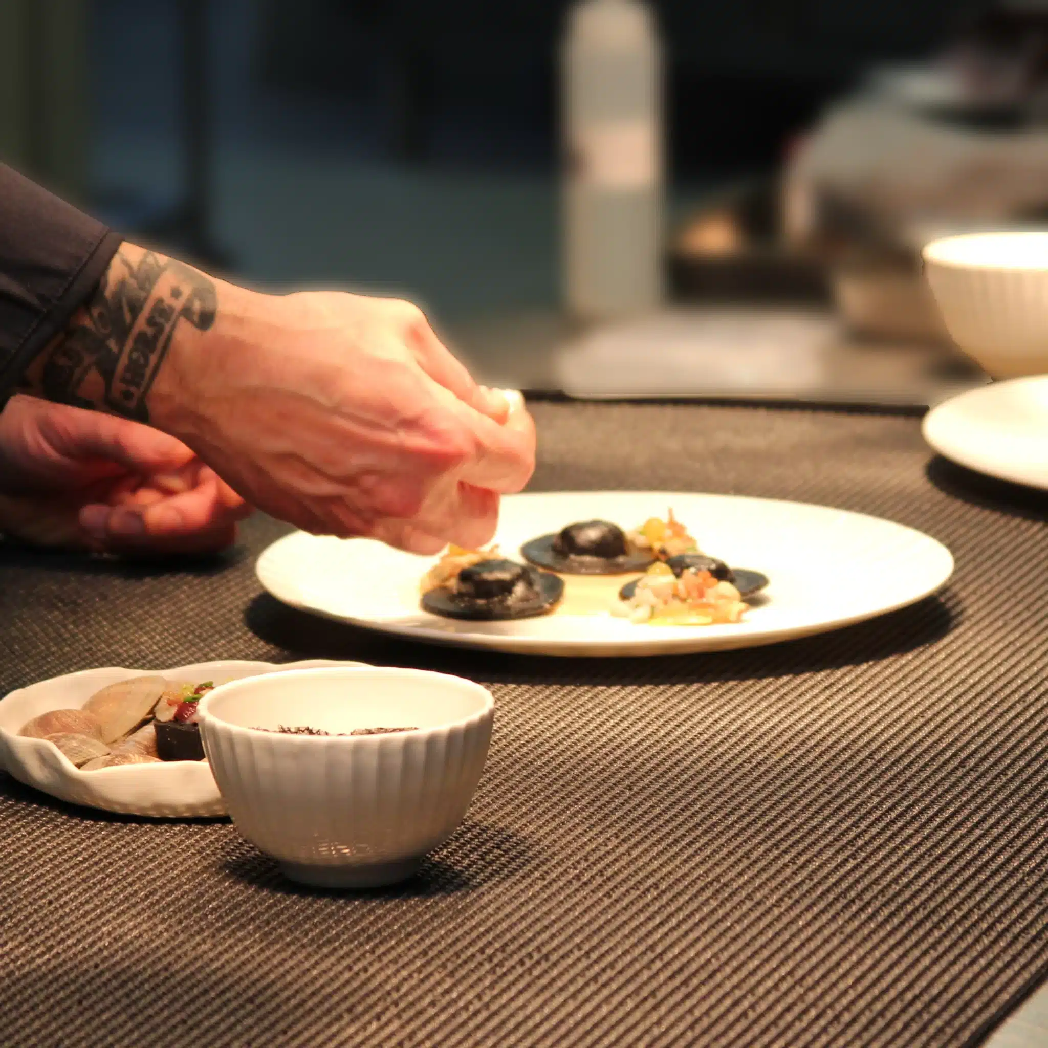 Le dressage d'une assiette à la table de victor