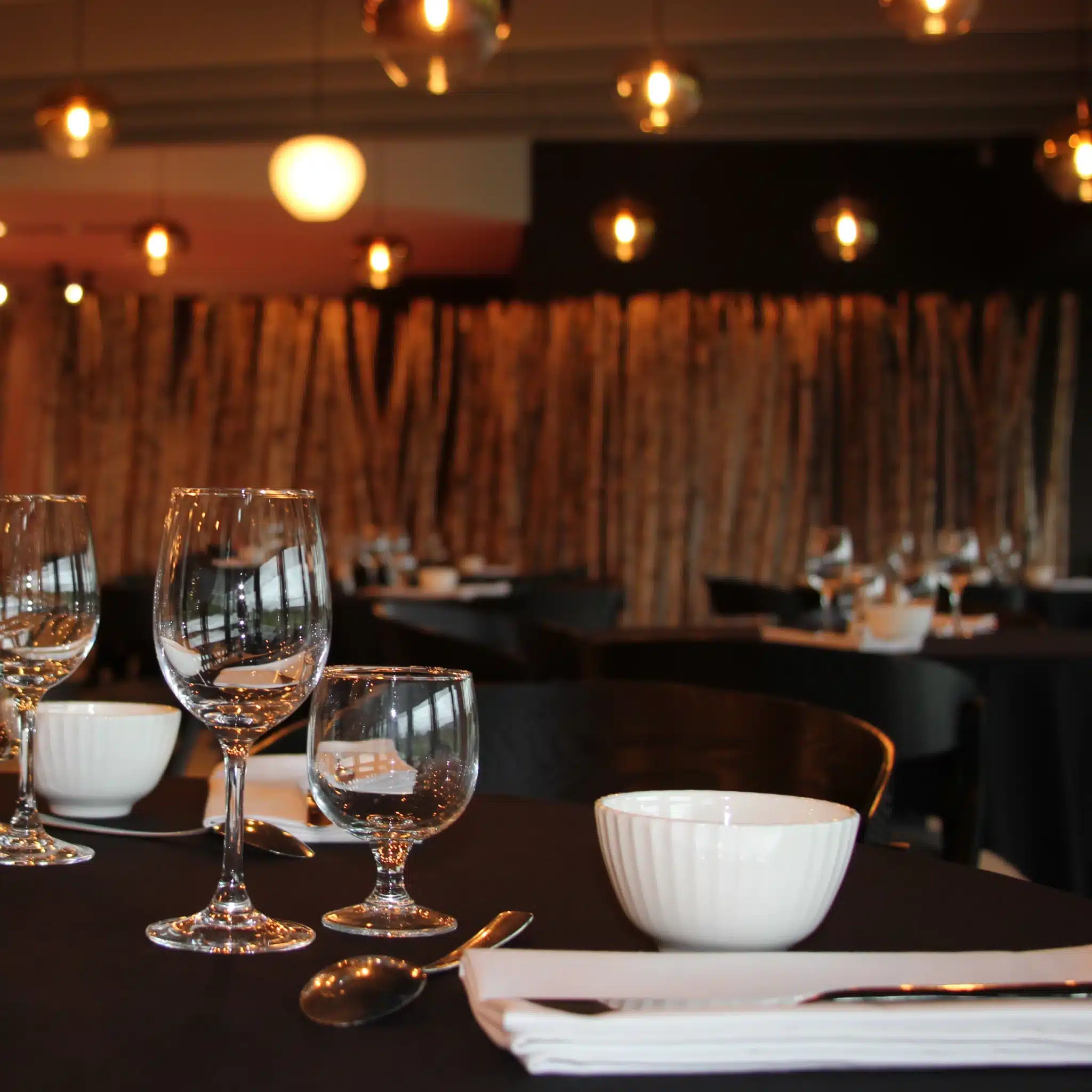 Intérieur chaleureux et intime du restaurant La Table de Victor, 40 couverts, au cœur du MuséoParc Alésia en Côte-d'Or